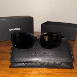 CHANEL Elegant Black Sunglasses